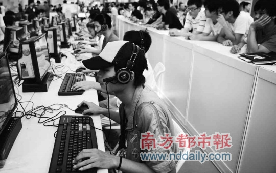 深圳电子竞技的产业中，优势过分偏向硬件，软件开发环节还十分薄弱。