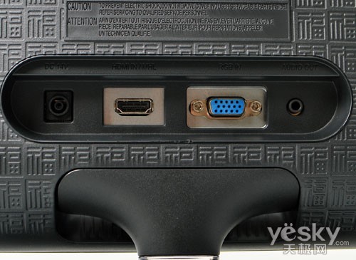     三星s22b360v采用外置电源设计,接口方面提供了常见的vga